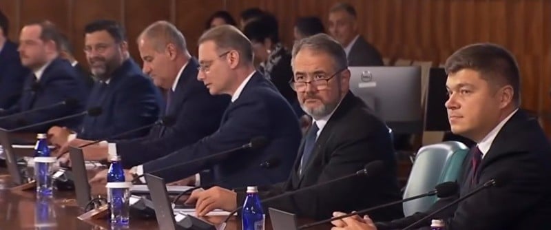 NEWS.ro: Băsescu îl critică pe Luca Niculescu pentru că s-a aşezat între miniştri, la prima şedinţă de Guvern: S-a aşezat cu gloata! În loc să stea în capul mesei, s-a aşezat lângă miniştri, adică un populism ieftin