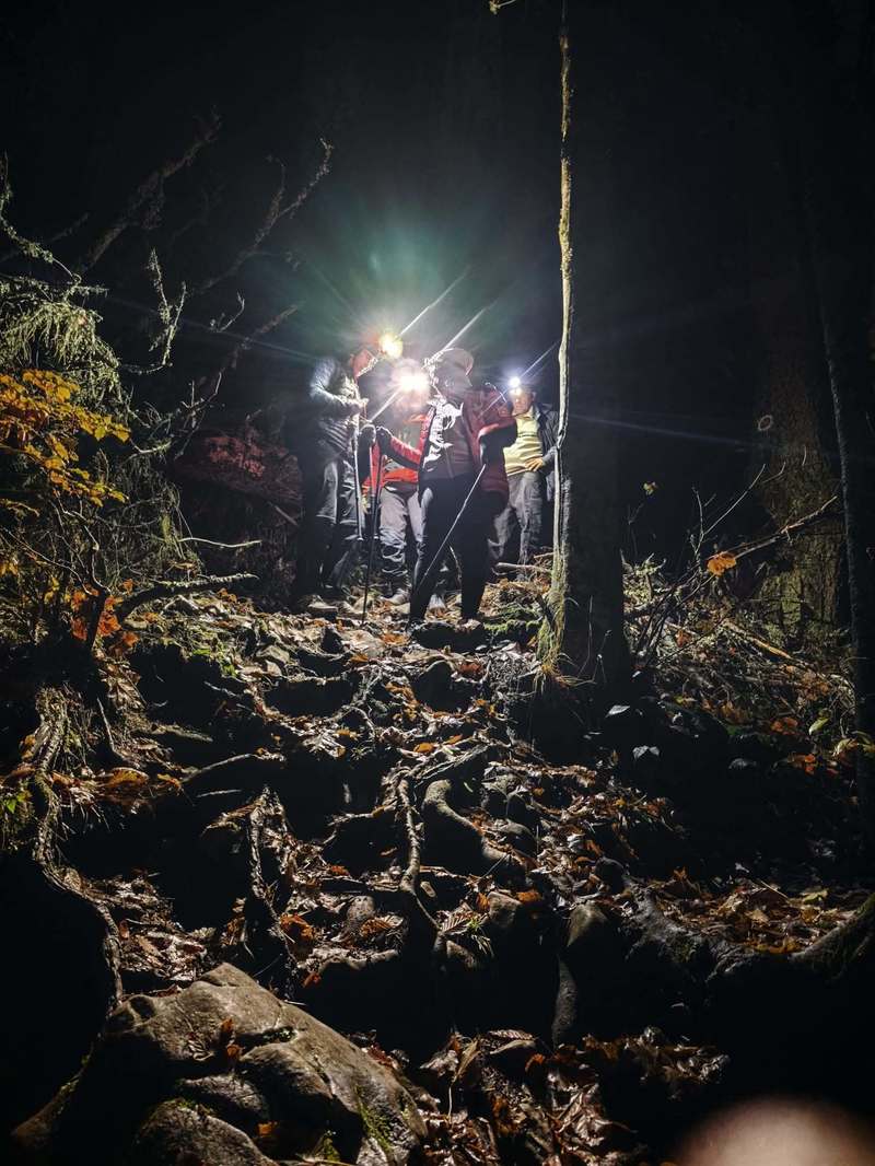 NEWS.ro: Bihor: Doi tineri, recuperaţi de către Salvamont după ce i-a prins noaptea pe munte şi au rămas fără  sursă de iluminat - FOTO