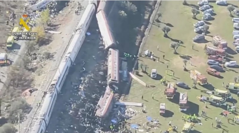 NEWS.ro: Bilanţul coliziunii trenurilor de mare viteză din Spania creşte la 64 de morţi şi 179 de răniţi. Premierul Pedro Sanchez urmează să vină la Urda