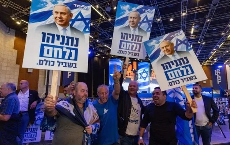 NEWS.ro: Blocul lui Netanyahu urmează să obţină 54 de mandate, blocul lui Eisenkot 47, anunţă autorităţile electorale israeliene după numărarea a patru milioane de voturi. Partidele arabe, creditate cu 19 mandate, complică eforturi de formare a unei coaliţii