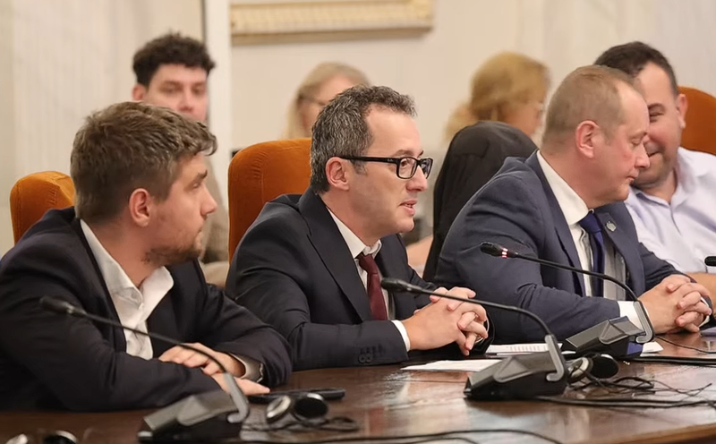 NEWS.ro: Bogdan Dumitru, ministrul Delegat propus la Digitalizare şi Inteligenţă Artificială, a întârziat jumătate de oră la audierea din comisii: A fost extrem de dificil să intru în clădire. Am fost invitat să stau într-o cameră şi să mă aducă cineva