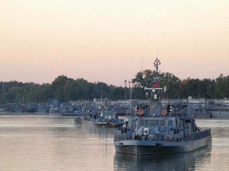 NEWS.ro: Bubuituri puternice auzite în Brăila - Flotila Fluvială verifică instalaţiile artileristice de calibrul 100 mm de la bordul navelor din Portul Militar Brăila
