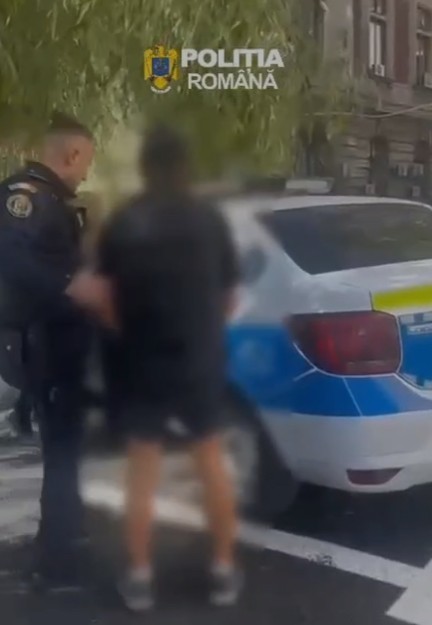 NEWS.ro: Bucureşti: Bărbat, arestat preventiv după ce ar fi sărit gardul unui imobil din Sectorul 6, furând bunuri de pe terasă, şi i-a ameninţat cu un cuţit pe poliţiştii care l-au prins - VIDEO