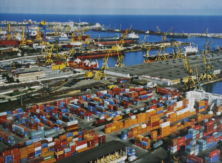 NEWS.ro: Bunuri susceptibile a fi contrafăcute, în valoare de peste două milioane de lei, descoperite de poliţiştii de frontieră într-un container sosit în Portul Constanţa / Marfa era destinată unei firme din Ucraina