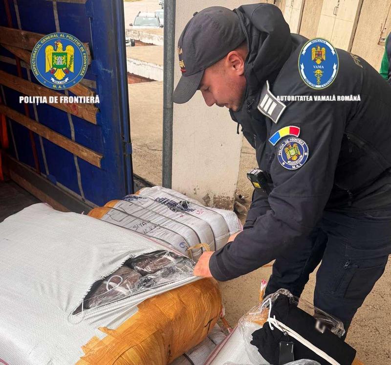 NEWS.ro: Captură-record la Giurgiu: Poliţiştii de frontieră au descoperit aproximativ 64.000 de bunuri susceptibile a fi contrafăcute, în valoare de aproape 19  milioane de lei/ Toate bunurile au fost reţinute de lucrătorii vamali - FOTO, VIDEO