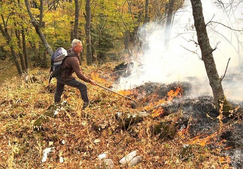 NEWS.ro: Caraş-Severin: Continuă lupta cu flăcările în Parcul Naţional Domogled – Valea Cernei/ Weekend de foc pentru pompieri şi silvicultori/ Luni, peste 130 de forţe de intervenţie acţionează pentru limitarea propagării incendiului şi limitarea focarelor