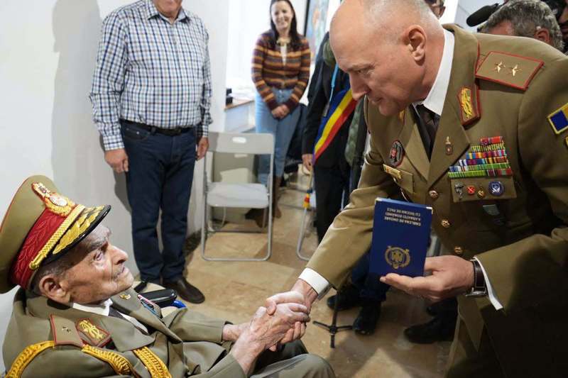 NEWS.ro: Cel mai în vârstă om din România a împlinit 111 ani  - Este generalul de brigadă în retragere Iosif Rus, al doilea cel mai longeviv veteran de război din lume / A fost distins cu Emblema de Onoare a Armatei României – FOTO