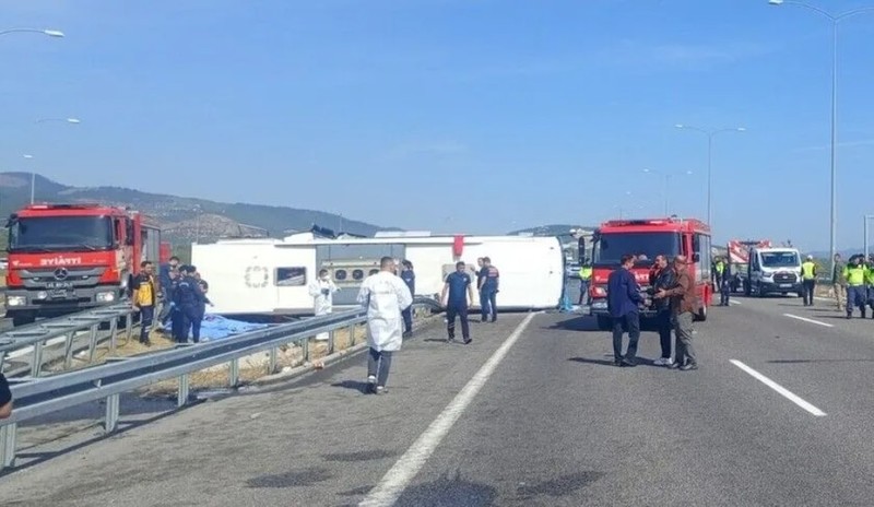 NEWS.ro: Cel puţin 11 morţi şi 27 de răniţi după ce un autocar s-a ciocnit cu un camion pe drumul dintre Bursa şi Izmir - FOTO