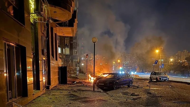 NEWS.ro: Cel puţin doi morţi şi 17 răniţi, majoritatea pasageri ai unui tren de perierie, în Rusia, într-un atac ucrainean cu dronă la Voronej. Incendii la întreprinderi, un centru de afaceri şi un bloc. Mai multe facultăţi trec la învăţământul la distanţă