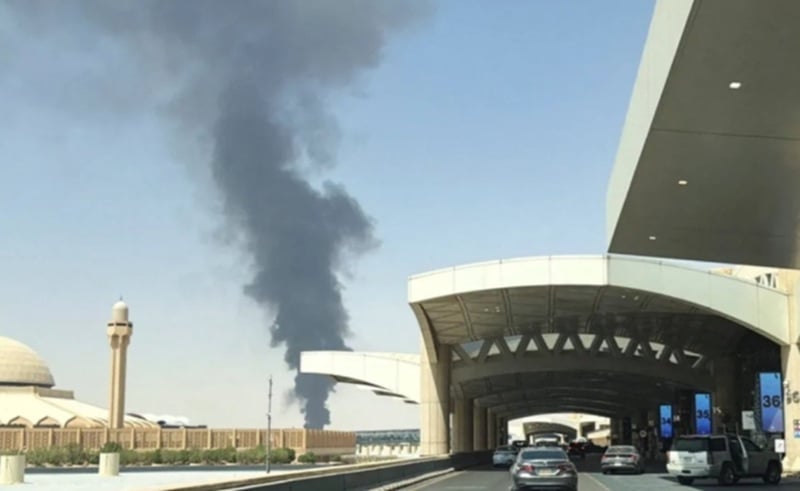 NEWS.ro: Cel puţin doi morţi şi opt răniţi în Arabia Saudită, în urma unui atac nocturn al huthi la aeroportul de la Dammam. Bilanţul morţilor în atacuri huthi pe aeroporturi saudite creşte, în octombrie, la 22