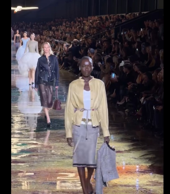 NEWS.ro: Chanel a prezentat costume din tweed şi fuste transparente la Săptămâna Modei de primăvară-vară de la Paris/ VIDEO