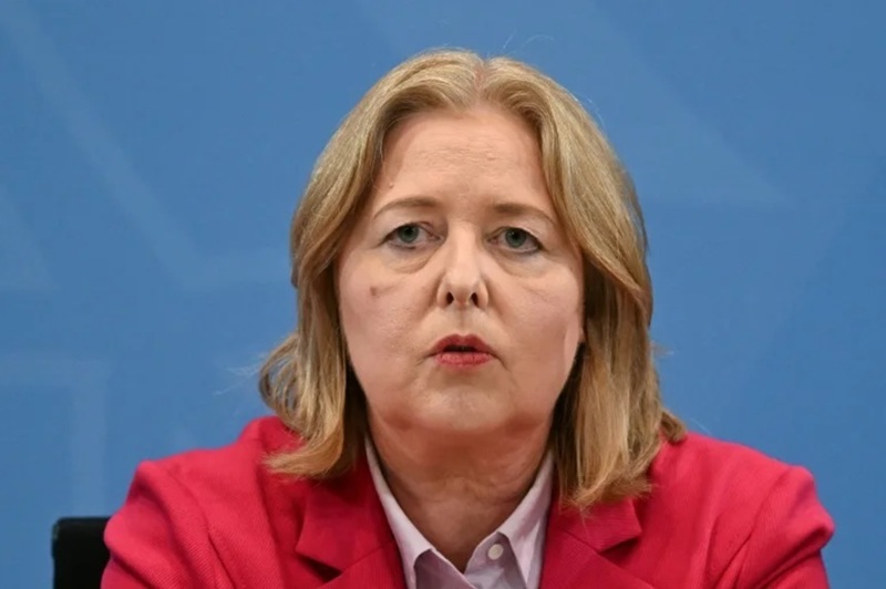 NEWS.ro: Coaliţia lui Merz, fragilizată şi mai mult de o dubla demisie bruscă a lui Bärbel Bas, din funcţia de ministru al Muncii şi copreşedintă a SPD. Succesorul său, Alexander Schweitzer, alt vicepreşedinte SPD, moşteneşte reformele pe care Bas este acuzată că