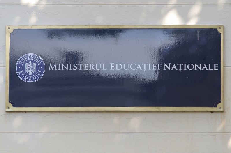 NEWS.ro: Concurs directori în învăţământ – 98,24% rata de promovare la proba scrisă a examenului / 700 de candidaţi au obţinut nota 10