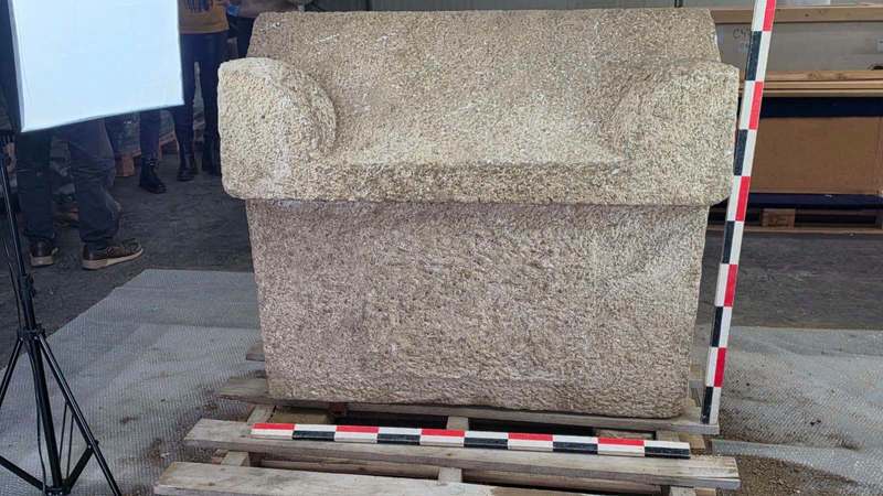 NEWS.ro: Constanţa: Sarcofag intact din epoca romană, descoperit de specialiştii Muzeului de Istorie Naţională şi Arheologie / Mormântul este al unui copil şi conţine jucării de lut, ghirlande de flori şi o monedă - FOTO