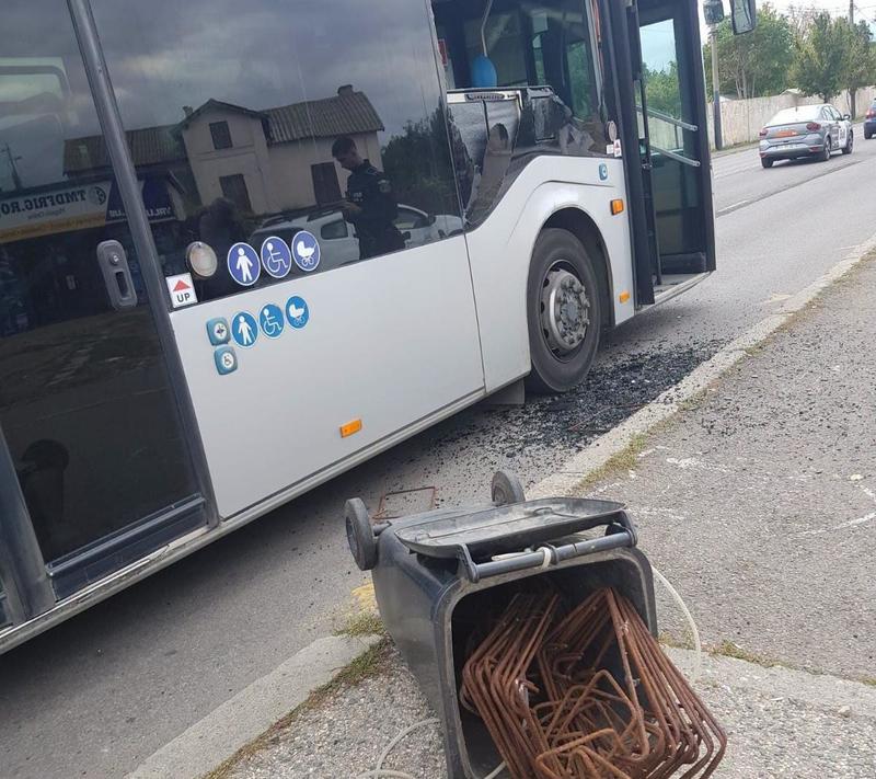 NEWS.ro: Constanţa: Un bărbat care a urcat într-un autobuz cu un tomberon plin cu deşeuri metalice a spart un geam după ce şoferul i-a cerut să coboare / În urma incidentului, un adolescent a fost rănit la ochi