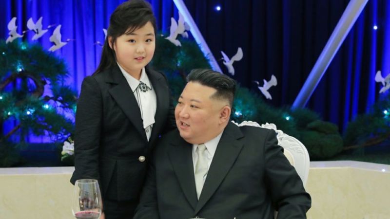 NEWS.ro: Coreea de Nord - Fotografii surprind o ambarcaţiune de lux, dotată cu o piscină de 50 de metri şi tobogane acvatice, în apropierea reşedinţei de vară a lui Kim Jong Un