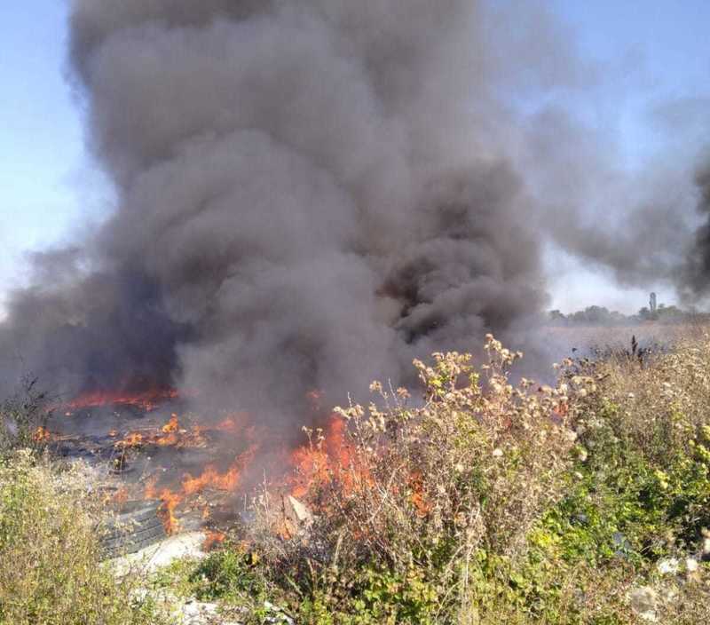 NEWS.ro: Dâmboviţa: Incendiu la deşeuri menajere, mase plastice şi vegetaţie uscată, în localitatea Bălteni/ A fost emis mesaj RO-Alert - FOTO