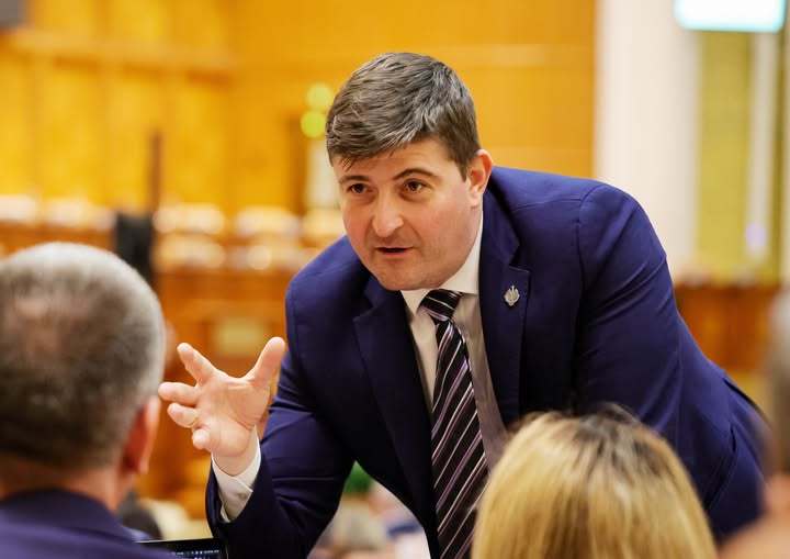 NEWS.ro: Deputat USR: USR s-a compromis când a intrat la guvernare cu PSD / Nu ne mai simţim apropiaţi de Nicuşor Dan / Ce spune despre Guvernul Luca Niculescu