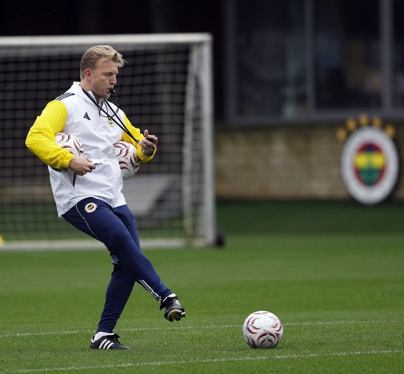 NEWS.ro: Dirk Kuyt, numit antrenor interimar la Fenerbahçe