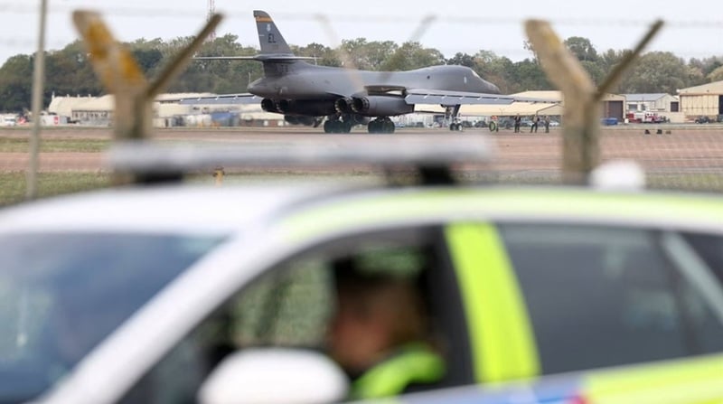 NEWS.ro: Doi suspecţi, arestaţi cu privire la spionaj în favoarea Iranului în incidentul de la baza aeriană Fairford