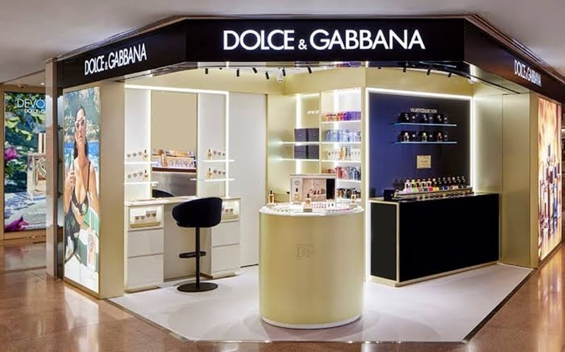 NEWS.ro: Dolce&Gabbana Beauty estimează o creştere de două cifre a veniturilor în 2026, după ce vânzările angro au depăşit un miliard de euro