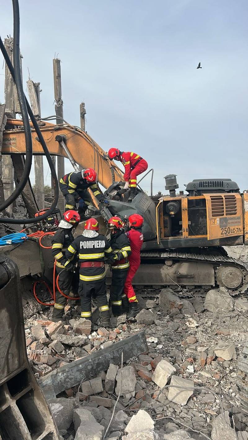 NEWS.ro: Dolj: O persoană a murit după ce o grindă de beton s-a prăbuşit peste excavatorul în care se afla, în timpul unor lucrări de demolare