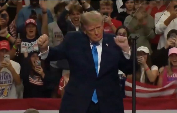 NEWS.ro: Donald Trump, criticat după ce i s-a văzut eticheta sacoului: Susţinătorul „America First” purta un costum ieftin al unui brand ce produce în Asia