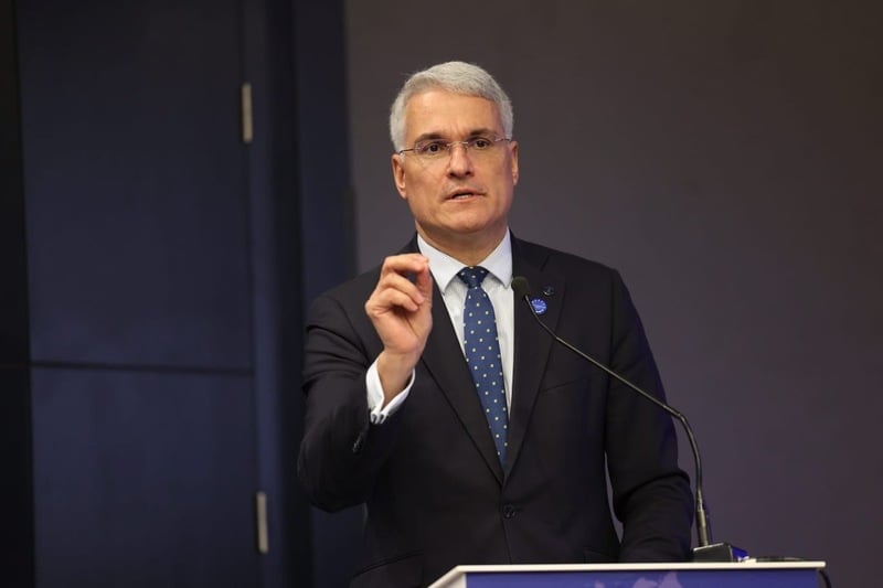 NEWS.ro: Dragoş Pîslaru: Am dat drumul la implementarea proiectului STEP UP – Tinerii, o şansă pentru viitor / Le punem la dispoziţie prime de stabilitate şi venim cu o contribuţie de 1.000 de lei la salariu în primul an şi 1.200 de lei în al doilea an