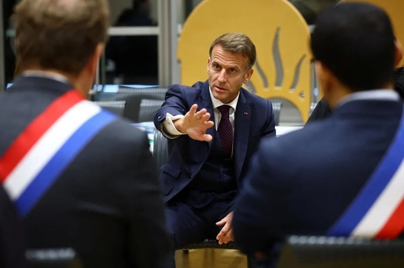 NEWS.ro: Emmanuel Macron îndeamnă la unitate, la Trappes, după un ”atentat terorist rasist”