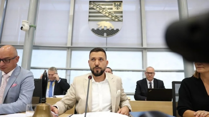 NEWS.ro: Extrema dreaptă germană obţine preşedinţia Parlamentului regional din Saxonia-Anhalt, o premieră din 1945. Patru membri CDU, suspectaţi că au votat cu Tobias Rausch. Partidul lui Merz, devansat la nivel cu 13 puncte procentuale de AfD, arată un sondaj