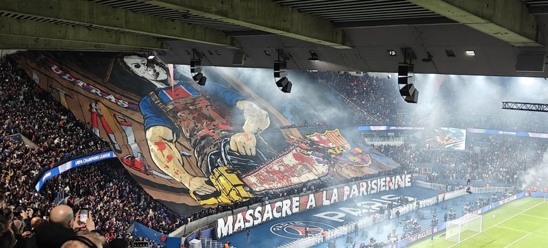 NEWS.ro: FC Barcelona va depune plângere la UEFA, după un banner al fanilor PSG la meciul din Liga Campionilor