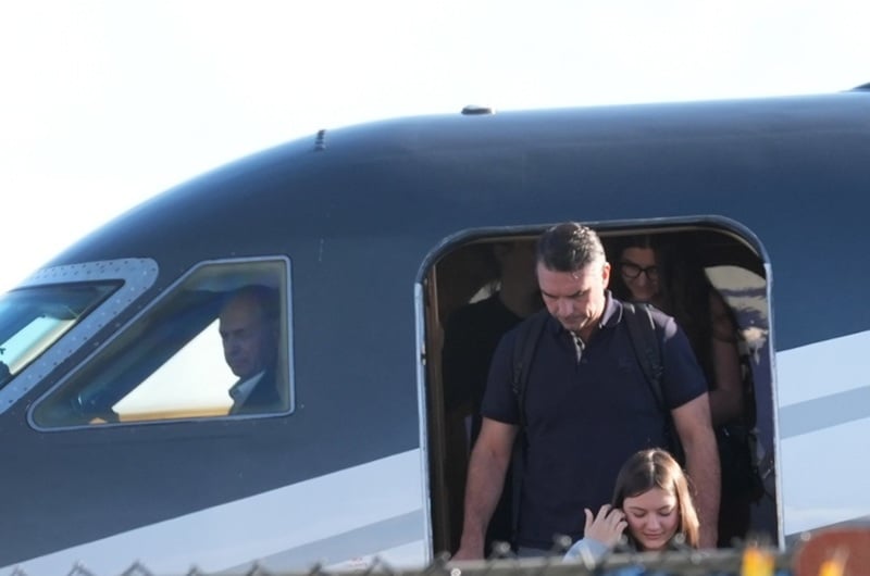 NEWS.ro: Flavio Bolsonaro a aterizat la Miami, după ce a fugit din Brazilia în urma înfrângerii în alegerile prezidenţiale