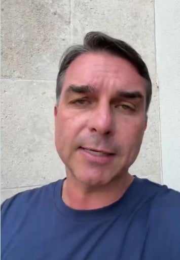 NEWS.ro: Flavio Bolsonaro afirmă că poliţia federală din Brazilia i-a cerut paşapoartele. Partidul său recunoaşte rezultatul alegerilor prezidenţiale