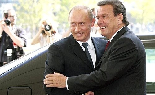 NEWS.ro: Fostul cancelar german Gerhard Schröder a sărbătorit ziua de naştere a lui Putin la reşedinţa preşedintelui