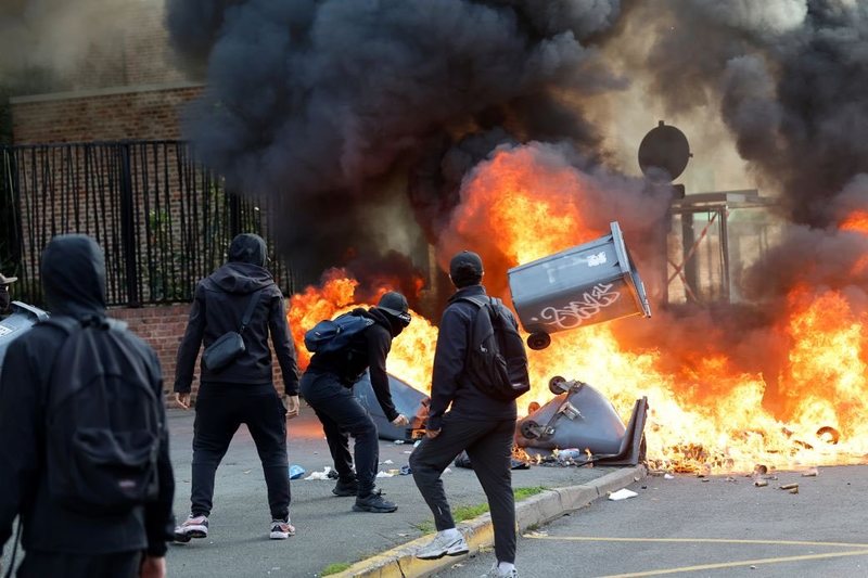 NEWS.ro: Franţa - Protestele liceenilor se intensifică, mişcarea se extinde la universităţi, în timp ce guvernul condamnă violenţele urbane şi acuză extrema stânga LFI