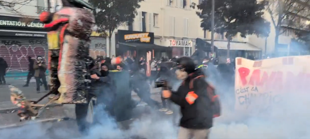 NEWS.ro: Franţa -  Un jandarm, „rănit la gleznă” după ce a fost vizat de un cocktail Molotov