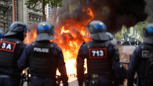 NEWS.ro: Gaze lacrimogene, ciocniri între poliţie şi demonstranţi şi arestări în cea mai importantă zi a manifestaţiilor elevilor din Franţa