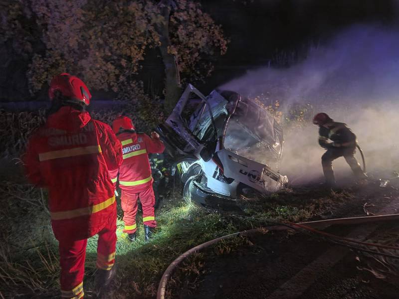 NEWS.ro: Iaşi - Accident rutier grav în care au fosy implicate o autoutilitară şi un autoturism - două persoane decedate şi o persoană rănită; autoutilitara a luat foc - FOTO