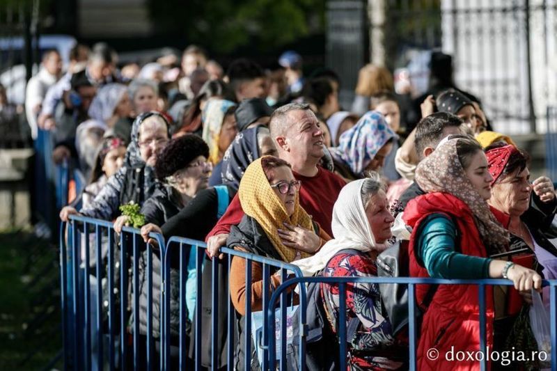 NEWS.ro: Iaşi: Doi bărbaţi au forţat intrarea în Catedrala Mitropolitană şi au făcut scandal, fiind necesară intervenţia jandarmilor - VIDEO