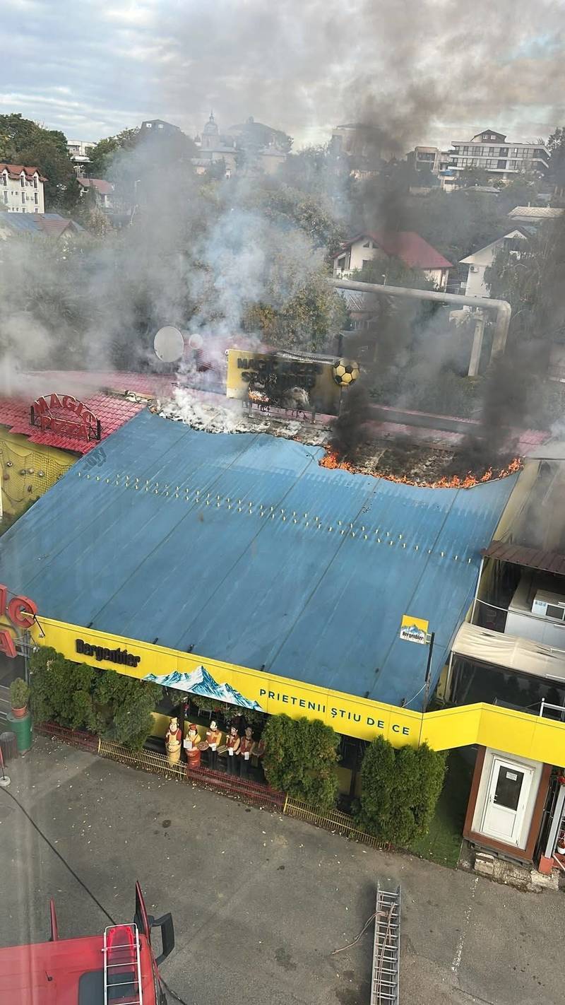 NEWS.ro: Iaşi: Incendiu la acoperişul unei pizzerii din campusul studenţesc Tudor Vladimirescu - FOTO