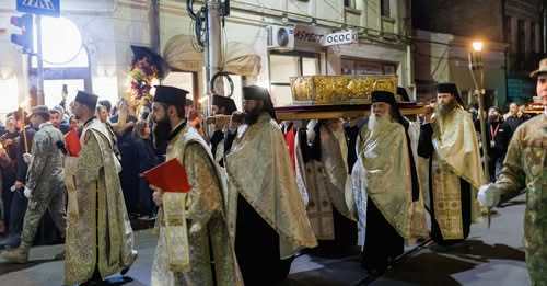 NEWS.ro: Iaşi: Peste 30.000 de persoane au participat la o procesiune religioasă, raclele cu moaştele Sfintei Parascheva şi ale Sfântului Paisie fiind purtate pe străzile centrale / 120.000 de pelerini s-au închinat la moaşte, de la începutul pelerinajului