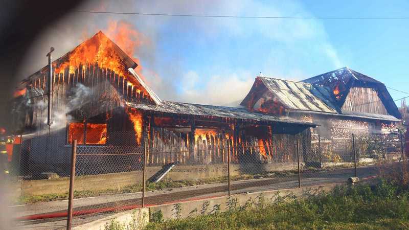 NEWS.ro: Incendiu de proporţii în judeţul Bistriţa-Năsăud / Ard mai multe anexe gospodăreşti, în zona situată mai sus de sediul Poliţiei Sângeorz-Băi / Există pericol de extindere - FOTO