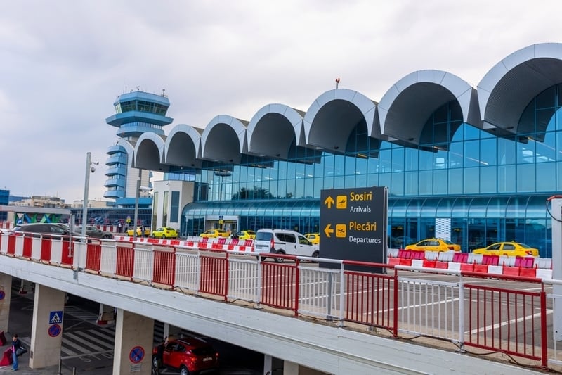 NEWS.ro: Incendiu în zona culoarului de legătură dintre terminalele „Sosiri” şi „Plecări” ale Aeroportului ”Henri Coandă”. Suspectă, o femeie care a fost internată de mai multe ori la Psihiatrie