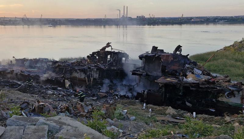 NEWS.ro: Incendiu izbucnit în cursul nopţii la bordul unei nave dezafectate de pe malul Dunării, stins de pompierii din Giurgiu/ Operaţiunea, dificilă din cauza unor tuburi cu acetilenă şi a unor butelii de aragaz aflate lângă nava în flăcări - FOTO, VIDEO