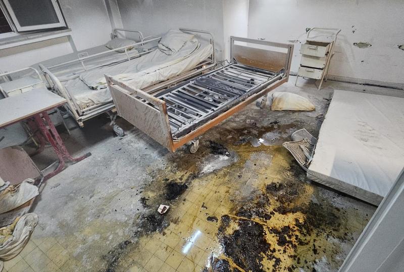 NEWS.ro: Incendiu la Spitalul Judeţean Reşiţa/ 16 pacienţi evacuaţi şi o persoană rănită pe Secţia Psihiatrie/ Cauza probabilă a incendiului