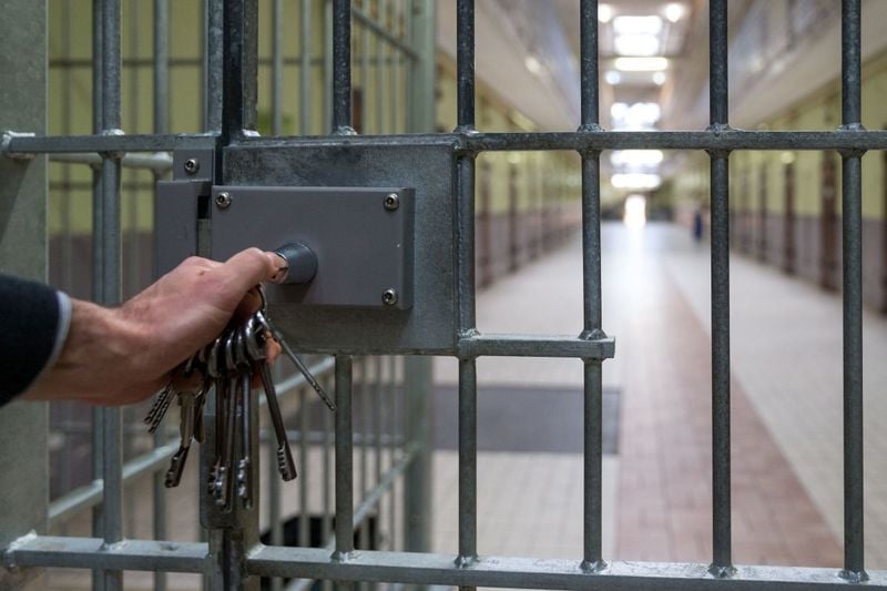 NEWS.ro: Închisoare cu executare pentru un cuplu de români care a răpit gemenii unei femei din Indonezia care lucra ca menajeră pentru ei, în Italia. Cuplul, care are o fiică biologică, a ţinut copiii 24 de zile, timp în care au trăit din cerşit şi furturi