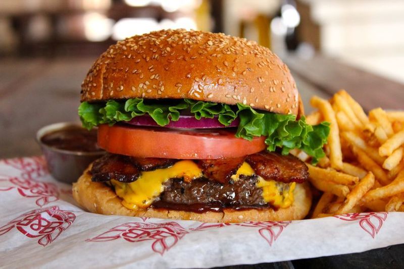 NEWS.ro: Inteligenţa artificială ar putea schimba preţurile alimentelor şi meniurilor fast-food, prin tarife personalizate pentru fiecare consumator