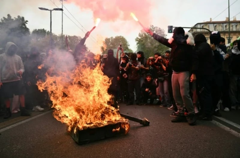 NEWS.ro: Italia, zguduită de un un început de contestare antiguvernamentală ”ca în Franţa”. Ciocniri între studenţi şi poliţie la Roma şi Torino