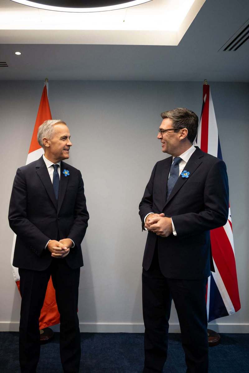 NEWS.ro: Londra nu se va alătura iniţiativei privind banca de apărare condusă de Canada, un pas înapoi pentru eforturile premierului Mark Carney. DSRB, susţinută de România, se confruntă cu dificultăţi în obţinerea sprijinului din partea ţărilor europene mai mari