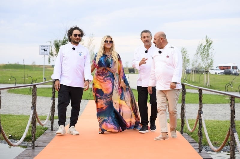 NEWS.ro: Loredana îşi sărbătoreşte ziua de naştere la MasterChef